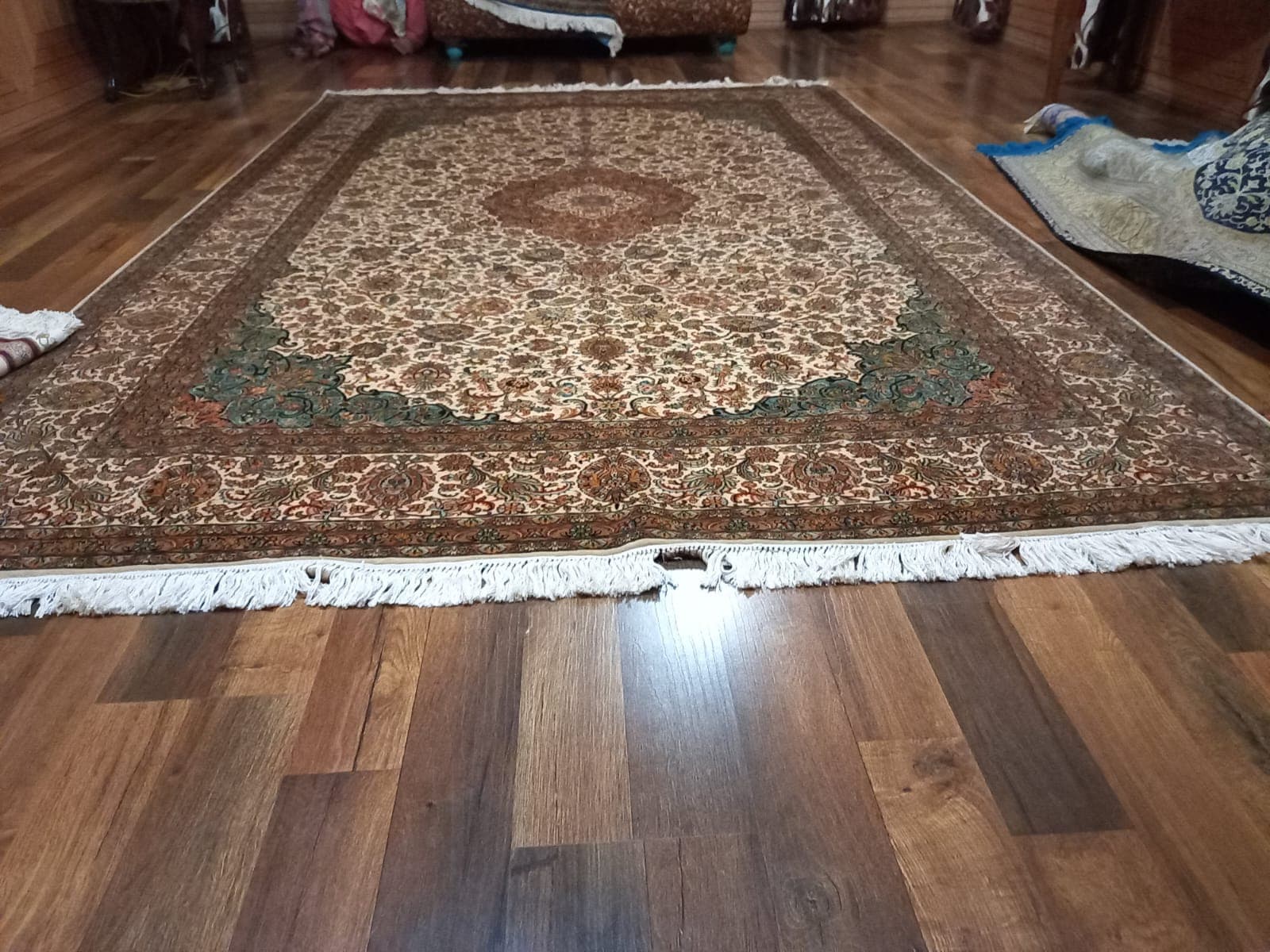 Ivory silk rug with green corners