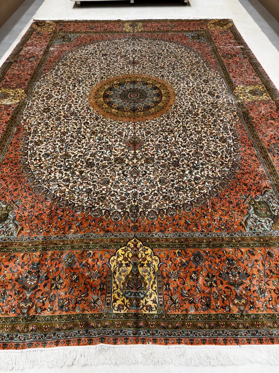 Ivory dome-medallion silk rug with orange border